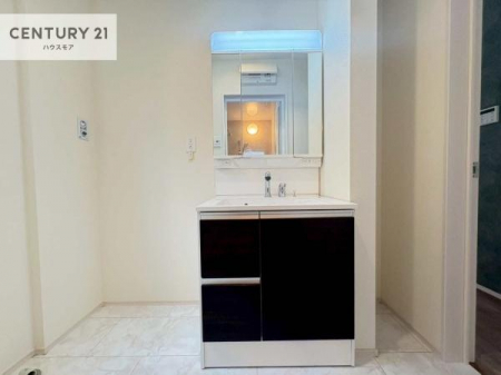 ���ʑ�E���ʏ��@�f�U�C�����ɗD�ꂽ���ʉ��ϑ�B�܂�Ńz�e���̃p�E�_�[���[���̂悤�ȁA�������ꂽ��Ԃ��L����܂��B
���[���[�����Ă���܂��B