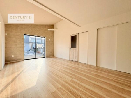 ���r���O�@�傫�ȑ����炽���Ղ�̗z���������閾�邢���r���O�B�J�����̂��郊�r���O�ŉƑ��c���̂��났�̎��Ԃ��߂����܂��B