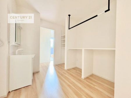 ���ʑ�E���ʏ��@�O�ʋ��t���̐��ʉ��ϑ��������A�L�X�Ƃ������ʃX�y�[�X�B
��Ƃ肠��J�E���^�[�́A�A�C������������󕨂������ލ�Ƃɂ��g���₷���A�Ǝ����͂��ǂ�܂��B