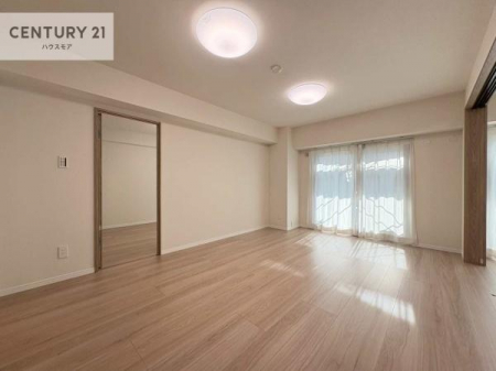 ���r���O�@�傫�ȑ����炽���Ղ�̗z���������閾�邢���r���O�B�J�����̂��郊�r���O�ŉƑ��c���̂��났�̎��Ԃ��߂����܂��B