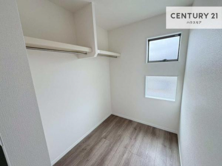 ���[�@���t���̃E�H�[�N�C���N���[�[�b�g�������B���R�����������ޖ��邢��ԂŁA���̕������₷�����K�ɂ��g�����������܂��B���C���ł��邽�ߎ��C��������ɂ����A��؂Ȃ��m�������S���Ď��[�ł��܂��B