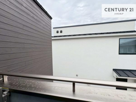 �Z�˂���̒��]�ʐ^�@���͂͒�w�Z��L���闎���������X���݁B�Â��ŉ��₩�ȏZ���̒��A�������Ƃ������Ԃ����߂������������܂��B