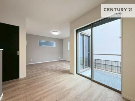 ���r���O�@�傫�ȑ����炽���Ղ�̗z���������閾�邢���r���O�B�J�����̂��郊�r���O�ŉƑ��c���̂��났�̎��Ԃ��߂����܂��I�����̂����w�\�ł��I���񌻒n�ŗz������Ȃǂ��̊����������܂��I