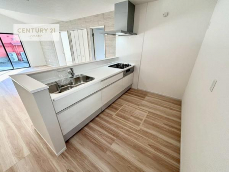 �L�b�`���@��l�C�̑Ζʎ��V�X�e���L�b�`�����̗p���Ă��܂��I���Ƒ��̃R�~���j�P�[�V���������R�Ƒ�����݌v�ł��B
���q�l�ɂ��ڂ��͂��̂Ŋ������ł��ˁB�L�X�g���ĉ��K�ɍ�Ƃ��i�݂܂��I