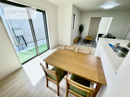 ���r���O�@�S�n�ǂ����r���O�͉Ƒ������R�ƏW�܂�܂��B�Ƒ��c�R�̎��Ԃ����������ł��B���Ƒ��ƁA����w�[���������Ԃ��߂��������ł��ˁB���邭�J���I�ȋ�Ԃł��B