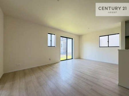 ���r���O�@�傫�ȑ����炽���Ղ�̗z���������閾�邢���r���O�B�J�����̂��郊�r���O�ŉƑ��c���̂��났�̎��Ԃ��߂����܂��B