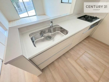 �L�b�`���@��l�C�̑Ζʎ��V�X�e���L�b�`�����̗p���Ă��܂��I���Ƒ��̃R�~���j�P�[�V���������R�Ƒ�����݌v�ł��B
���q�l�ɂ��ڂ��͂��̂Ŋ������ł��ˁI�L�X�g���ĉ��K�ɍ�Ƃ��i�݂܂��B