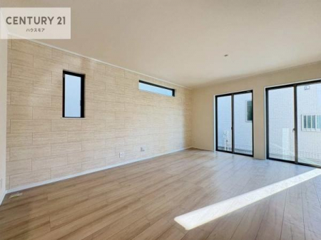 ���r���O�@�傫�ȑ����炽���Ղ�̗z���������閾�邢���r���O�B�J�����̂��郊�r���O�ŉƑ��c���̂��났�̎��Ԃ��߂����܂��B