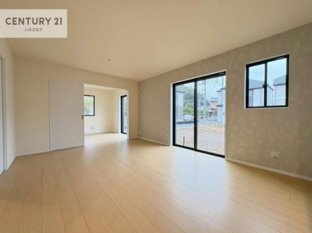 ���r���O�@�傫�ȑ����炽���Ղ�̗z���������閾�邢���r���O�B�J�����̂��郊�r���O�ŉƑ��c���̂��났�̎��Ԃ��߂����܂��B