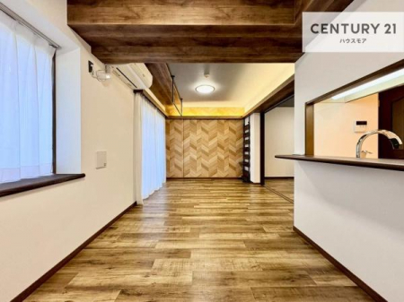 ���r���O�@���r���O����ъe�����ɂ̓G�A�R����ݒu�B
����ɁA���r���O�ɂ͂������ȏƖ�������A�������シ���ɉ��K�ŐS�n�悢�������ł��߂������������܂��B