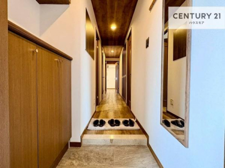 ���ց@���ւɂ͎p������ݒu�B���o�����O�ɐg�����Ȃ݂������Ɗm�F�ł��A��ԂɍL����Ɩ��邳�����o���Ă���܂��B