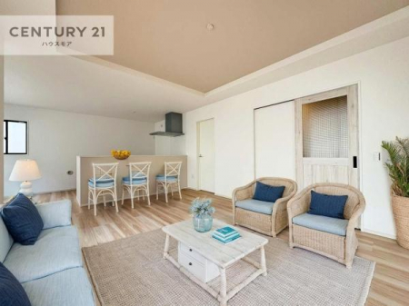 ���r���O�@�Ƌ��CG�p�[�X�ł��B�S�n�ǂ����r���O�͉Ƒ������R�ƏW�܂�܂��B�Ƒ��c�R�̎��Ԃ����������ł��B���Ƒ��ƁA����w�[���������Ԃ��߂��������ł��ˁB���邭�J���I�ȋ�Ԃł��B