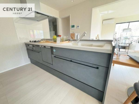 �L�b�`���@��l�C�̑Ζʎ��V�X�e���L�b�`�����̗p���Ă��܂��I���Ƒ��̃R�~���j�P�[�V���������R�Ƒ�����݌v�ł��B
���q�l�ɂ��ڂ��͂��̂Ŋ������ł��ˁI�L�X�g���ĉ��K�ō�Ƃ��i�݂܂��B