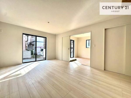 ���r���O�@�D�����z���܂肪���r���O����ł���ċ��S�n�̗ǂ���Ԃ����o���Ă���܂��I
���났�̎��Ԃ��߂����܂��I�y���n�̔���J�Ò��z