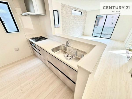 �L�b�`���@��l�C�̑Ζʎ��V�X�e���L�b�`�����̗p���Ă��܂��I���Ƒ��̃R�~���j�P�[�V���������R�Ƒ�����݌v�ł��B
���q�l�ɂ��ڂ��͂��̂Ŋ������ł��ˁI�L�X�g���ĉ��K�ō�Ƃ��i�݂܂��B�y���n�̔���J�Ò��z