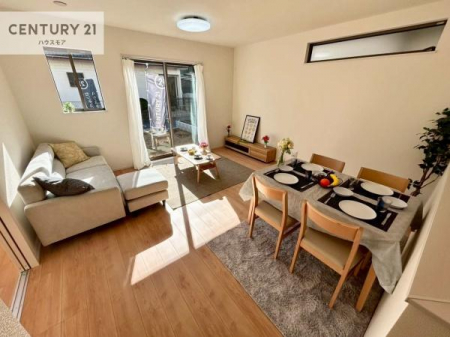 ���r���O�@�傫�ȑ����炽���Ղ�̗z���������閾�邢���r���O�B�J�����̂��郊�r���O�ŉƑ��c���̂��났�̎��Ԃ��߂����܂��B�y���n�̔���J�Ò��z