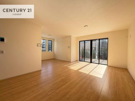 ���r���O�@�傫�ȑ����炽���Ղ�̗z���������閾�邢���r���O�B�J�����̂��郊�r���O�ŉƑ��c���̂��났�̎��Ԃ��߂����܂��I�����̂����w�\�ł��I���񌻒n�ŗz������Ȃǂ��̊����������܂��I