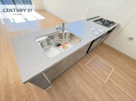 �L�b�`���@��l�C�̑Ζʎ��V�X�e���L�b�`�����̗p���Ă��܂��I���Ƒ��̃R�~���j�P�[�V���������R�Ƒ�����݌v�ł��B
���q�l�ɂ��ڂ��͂��̂Ŋ������ł��ˁI�L�X�g���ĉ��K�ō�Ƃ��i�݂܂��B