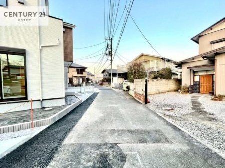 ���̑����n�@�O�ʓ��H��4�����H�̂��߁A�Ԃ̒ʍs�����������Ă���A���q�l�̂��邲�ƒ�ɂ����S�̏Z���ł��B