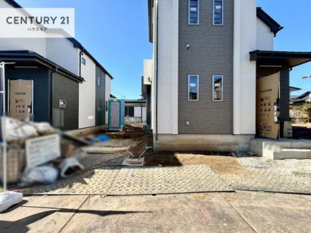 ���ԏ�@���ԃX�y�[�X��2�䕪����܂��I�Z�J���h�J�[�͂������A�o�C�N�⎩�]�ԂȂǂ��u���ꏊ�ɍ���܂���B�y���n�̔���J�Ò��z