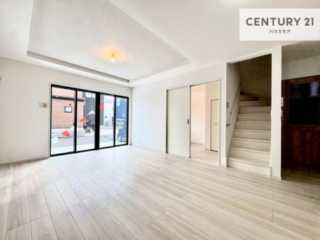 ���r���O�@���r���O�K�i���̗p���邱�ƂŁA�Ƒ������R�Ɗ�����킹�铮���݌v�B
�O�o��A��̍ۂɕK�����r���O��ʂ邽�߁A�R�~���j�P�[�V���������܂�₷���A�Ƒ��̋C�z�������Ȃ����点�܂��B�y���n�̔���J�Ò��z