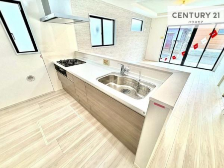 �L�b�`���@��l�C�̑Ζʎ��V�X�e���L�b�`�����̗p���Ă��܂��I���Ƒ��̃R�~���j�P�[�V���������R�Ƒ�����݌v�ł��B
���q�l�ɂ��ڂ��͂��̂Ŋ������ł��ˁI�L�X�g���ĉ��K�ō�Ƃ��i�݂܂��B�y���n�̔���J�Ò��z