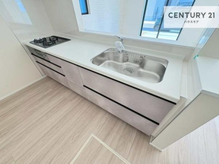 �L�b�`���@��l�C�̑Ζʎ��V�X�e���L�b�`�����̗p���Ă��܂��I���Ƒ��̃R�~���j�P�[�V���������R�Ƒ�����݌v�ł��B
���q�l�ɂ��ڂ��͂��̂Ŋ������ł��ˁI�L�X�g���ĉ��K�ō�Ƃ��i�݂܂��B