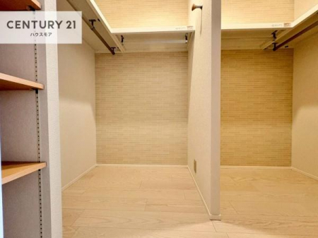 ���[�@�t�@�~���[�N���[�N��������Z�܂��́A���[�͂Ɖ��K�������˔������ґ�ȋ�Ԑ݌v�B�ߗނ�o�b�O�A�G�ߕ��܂łЂƂ܂Ƃ߂ɂł��A���X�̐������ڂ������ƃX�}�[�g�ɁI