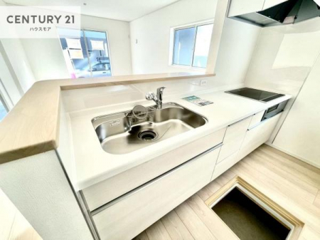 �L�b�`���@��l�C�̑Ζʎ��V�X�e���L�b�`�����̗p���Ă��܂��I���Ƒ��̃R�~���j�P�[�V���������R�Ƒ�����݌v�ł��B
���q�l�ɂ��ڂ��͂��̂Ŋ������ł��ˁI�L�X�g���ĉ��K�ō�Ƃ��i�݂܂��B