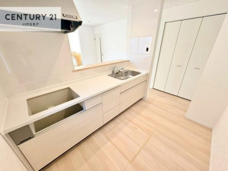 �L�b�`���@��Ƃ肠�钲���X�y�[�X�ō�Ƃ����₷�����K�ȃL�b�`���ł��I
���q�l�ƈꏏ�ɂ��َq������y���߂�L�X�X�y�[�X�ł��B�y�����������ԂɂȂ肻���ł��ˁI