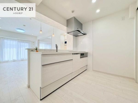 �L�b�`���@��l�C�̑Ζʎ��V�X�e���L�b�`�����̗p���Ă��܂��I���Ƒ��̃R�~���j�P�[�V���������R�Ƒ�����݌v�ł��B
���q�l�ɂ��ڂ��͂��̂Ŋ������ł��ˁI�L�X�g���ĉ��K�ō�Ƃ��i�݂܂��B