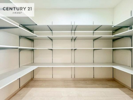 ���[�@�t�@�~���[�N���[�N��������Z�܂��́A���[�͂Ɖ��K�������˔������ґ�ȋ�Ԑ݌v�B�ߗނ�o�b�O�A�G�ߕ��܂łЂƂ܂Ƃ߂ɂł��A���X�̐������ڂ������ƃX�}�[�g�ɁI