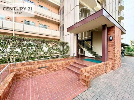 �G���g�����X�@�z������̗ǂ��G���g�����X�́A���Ƒ��₨�q�l���������}���Ă���܂��B
�����̕�炵�ɐS�n�悳�������炵�Ă�����Ԃł��B