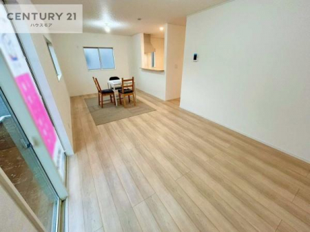 ���r���O�@��؂ȉƑ����W�܂邩�炱��LDK�ɂ͂�����肽���B
�q�����������C�ɏ΂��Ȃ��瑖�����Ă���p�����������u�L���Ƃɂ��ėǂ������v�Ǝv���u�Ԃł��B