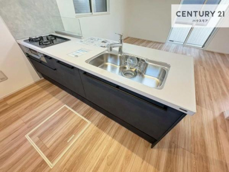 �L�b�`���@��l�C�̑Ζʎ��V�X�e���L�b�`�����̗p���Ă��܂��I���Ƒ��̃R�~���j�P�[�V���������R�Ƒ�����݌v�ł��B
���q�l�ɂ��ڂ��͂��̂Ŋ������ł��ˁI�L�X�g���ĉ��K�ō�Ƃ��i�݂܂��B