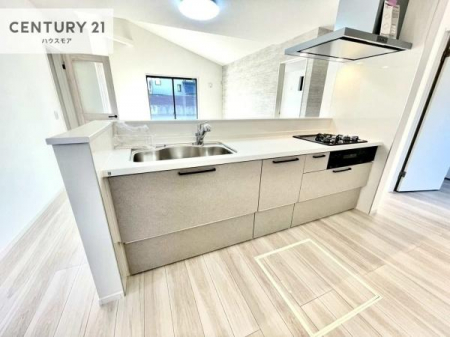 �L�b�`���@��l�C�̑Ζʎ��V�X�e���L�b�`�����̗p���Ă��܂��I���Ƒ��̃R�~���j�P�[�V���������R�Ƒ�����݌v�ł��B
���q�l�ɂ��ڂ��͂��̂Ŋ������ł��ˁI�L�X�g���ĉ��K�ō�Ƃ��i�݂܂��B