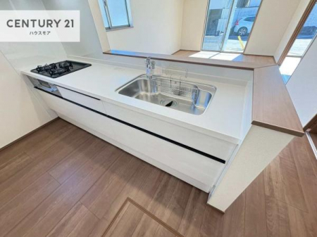 �L�b�`���@��l�C�̑Ζʎ��V�X�e���L�b�`�����̗p���Ă��܂��I���Ƒ��̃R�~���j�P�[�V���������R�Ƒ�����݌v�ł��B
���q�l�ɂ��ڂ��͂��̂Ŋ������ł��ˁI�L�X�g���ĉ��K�ō�Ƃ��i�݂܂��B