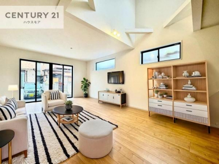 ���r���O�@�Ƌ��CG�p�[�X�ł��B�S�n�ǂ����r���O�͉Ƒ������R�ƏW�܂�܂��B�Ƒ��c�R�̎��Ԃ����������ł��B���Ƒ��ƁA����w�[���������Ԃ��߂��������ł��ˁB���邭�J���I�ȋ�Ԃł��B