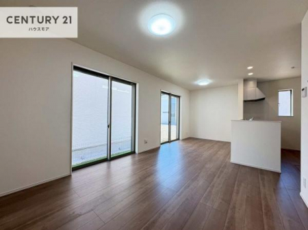 ���r���O�@�傫�ȑ����炽���Ղ�̗z���������閾�邢���r���O�B�J�����̂��郊�r���O�ŉƑ��c���̂��났�̎��Ԃ��߂����܂��I�����̂����w�\�ł��I���񌻒n�ŗz������Ȃǂ��̊����������܂��I