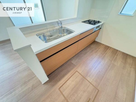 �L�b�`���@��l�C�̑Ζʎ��V�X�e���L�b�`�����̗p���Ă��܂��I���Ƒ��̃R�~���j�P�[�V���������R�Ƒ�����݌v�ł��B
���q�l�ɂ��ڂ��͂��̂Ŋ������ł��ˁI�L�X�g���ĉ��K�ō�Ƃ��i�݂܂��B