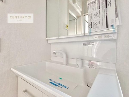 �����\�z�}(����)�@�l�C�̎O�ʋ����ʑ���̗p�B�������[�ŏ������������萮���ł��A����ɏ����t���̐��ʎ��Ŗ��邭���C�����₷����Ԃł��B(���d�l)