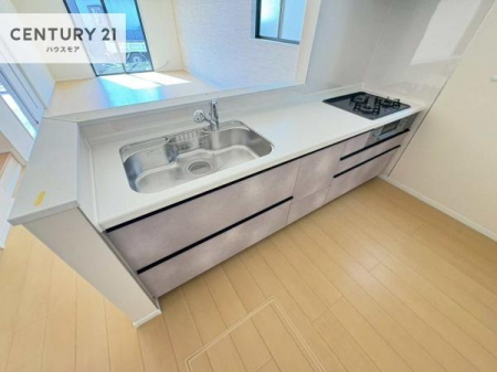 �L�b�`���@��l�C�̑Ζʎ��V�X�e���L�b�`�����̗p���Ă��܂��I���Ƒ��̃R�~���j�P�[�V���������R�Ƒ�����݌v�ł��B
���q�l�ɂ��ڂ��͂��̂Ŋ������ł��ˁI�L�X�g���ĉ��K�ɍ�Ƃ��i�݂܂��B