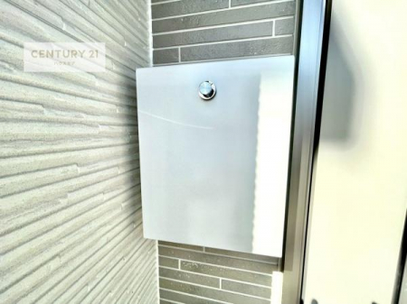 ���̑����n�@�O�ǂɐݒu���ꂽ�|�X�g�́A�O�σf�U�C���Ɣ��������a���Ȃ���A�g������ɂ��z�����ꂽ�֗��Ȑݔ��ł��B