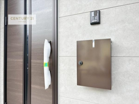 ���̑����n�@�O�ǂɐݒu���ꂽ�|�X�g�́A�O�σf�U�C���Ɣ��������a���Ȃ���A�g������ɂ��z�����ꂽ�֗��Ȑݔ��ł��B