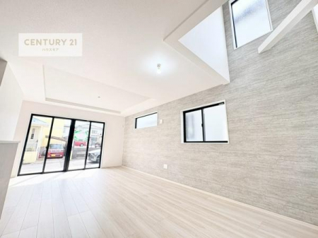 ���r���O�@�㕔�������ŊJ���������Ղ�I��؂ȉƑ����W�܂邩�炱��LDK�ɂ͂�����肽���B
�q�����������C�ɏ΂��Ȃ��瑖�����Ă���p�����������u�L���Ƃɂ��ėǂ������v�Ǝv���u�Ԃł��B