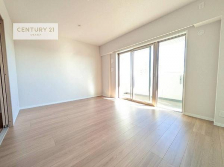 ���r���O�@�傫�ȑ����炽���Ղ�̗z���������閾�邢���r���O�B�J�����̂��郊�r���O�ŉƑ��c���̂��났�̎��Ԃ��߂����܂��B