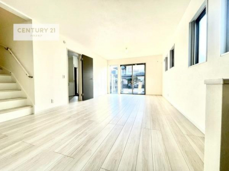 ���r���O�@�傫�ȑ����炽���Ղ�̗z���������閾�邢���r���O�B�J�����̂��郊�r���O�ŉƑ��c���̂��났�̎��Ԃ��߂����܂��B�y�Ƌ��CG�p�[�X�ł��z