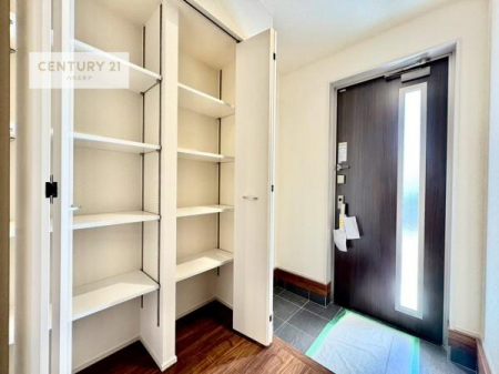 ���ց@�V���[�Y�{�b�N�X�t���Ȃ̂ŁA���ւ��Еt�����|�������₷���ł��I
�X�b�L���������ւŌ˂��J�����u�ԁA�������̂���S�n������Ԃ��o�}���Ă���܂��B
