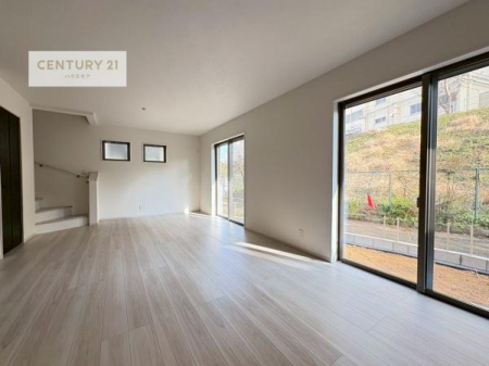 ���r���O�@�傫�ȑ����炽���Ղ�̗z���������閾�邢���r���O�B�J�����̂��郊�r���O�ŉƑ��c���̂��났�̎��Ԃ��߂����܂��B