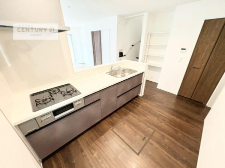 �L�b�`���@��l�C�̑Ζʎ��V�X�e���L�b�`�����̗p���Ă��܂��I���Ƒ��̃R�~���j�P�[�V���������R�Ƒ�����݌v�ł��B
���q�l�ɂ��ڂ��͂��̂Ŋ������ł��ˁI�L�X�g���ĉ��K�ō�Ƃ��i�݂܂��B